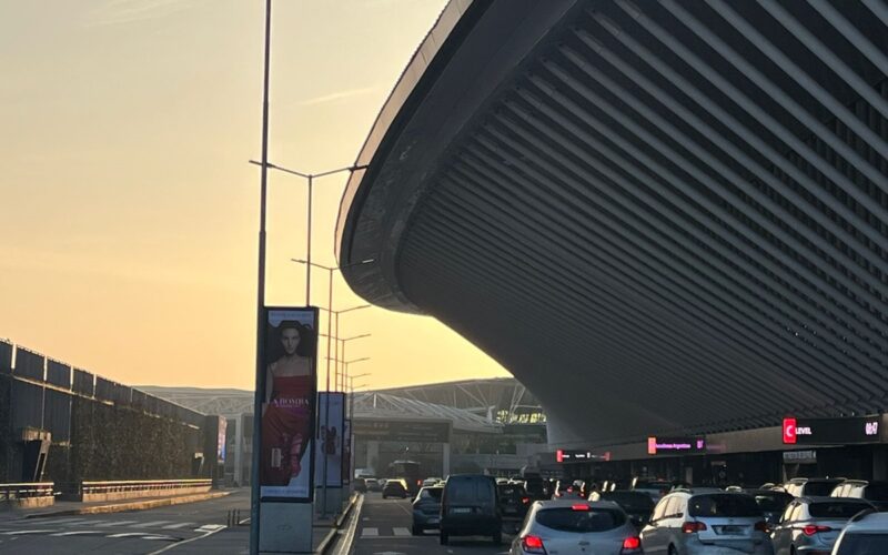 La nieba complicó varios vuelos en el Aeropuerto de Ezeiza y muchos tuvieron que ser desviados